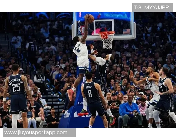 爱德华兹巧妙借掩护接球三分投篮成功实现反超局面